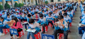 Hình ảnh các bạn học sinh đọc sách ngay dưới sân nhà trường