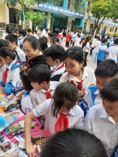 Trường Tiểu học Nam Thanh tổ chức lồng ghép Hoạt động Trải nghiệm sáng tạo với chủ đề: "Chúng em tập làm thương nhân" trong giờ Chào cờ đầu tuần.