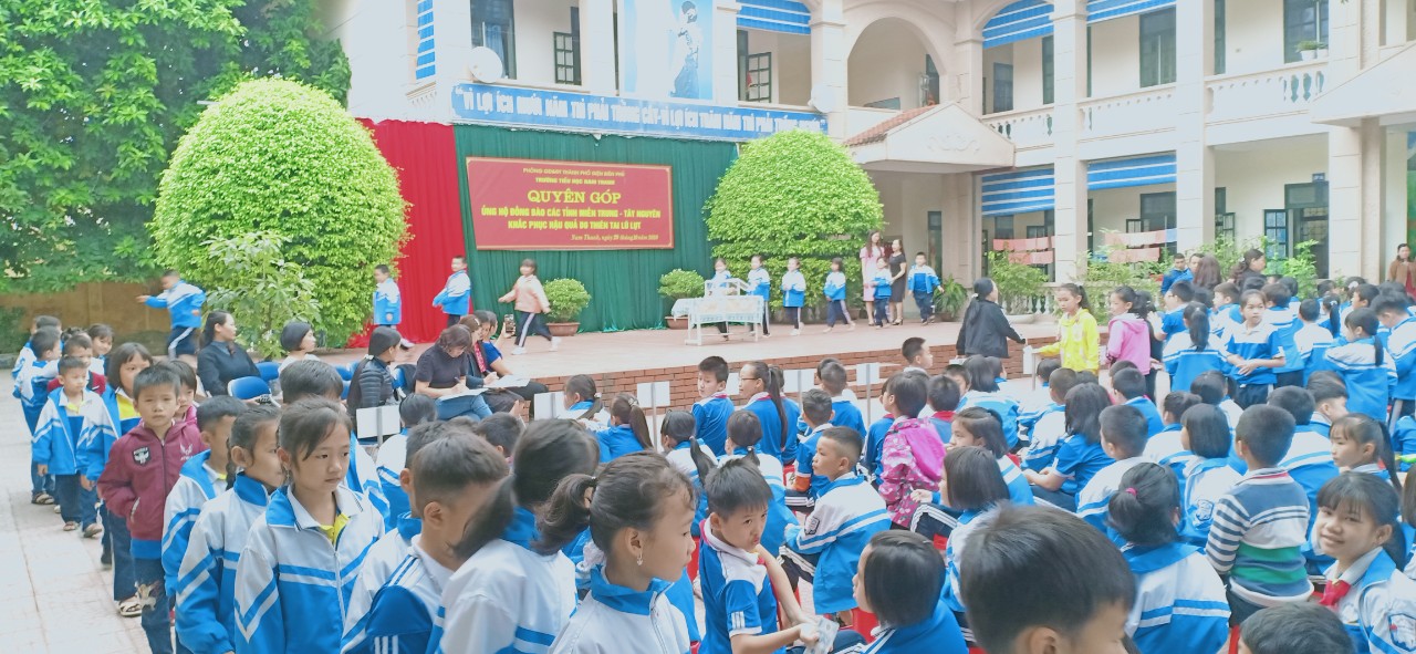 THÀY VÀ TRÒ TRƯỜNG TIỂU HỌC NAM THANH QUYÊN GÓP ỦNG HỘ ĐỒNG BÀO MIỀN TRUNG