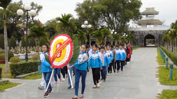 Thầy trò trường Tiểu học Nam Thanh viếng nghĩa trang liệt sĩ A1 nhân ngày thành lập Quân đội nhân dân Việt Nam 22/12  